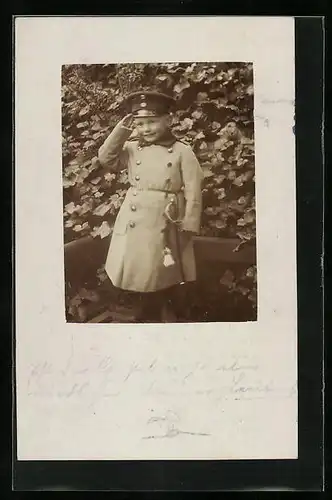 Foto-AK Knabe in Uniform salutiert