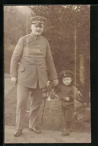 Foto-AK Kleiner Soldat mit Vater in Uniform