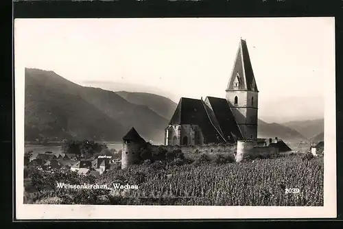 AK Weissenkirchen in der Wachau, Kirche mit Ort im Hintergrund