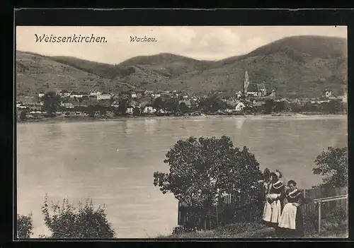 AK Weissenkirchen in der Wachau, Ortsansicht mit Wasser und Frauen in Tracht