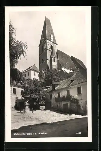 AK Weissenkirchen / Wachau, Strassenpartie vor der Kirche