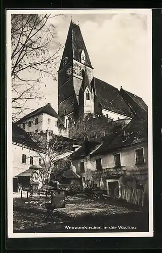 AK Weissenkirchen /Wachau, Hof-Idyll mit Blick zur Kirche