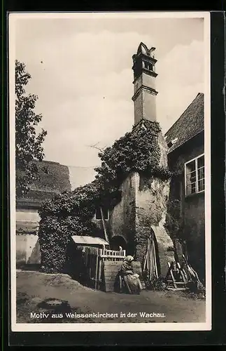 AK Weissenkirchen /Wachau, Frau bei der Handarbeit im Innenhof