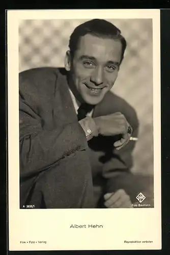 AK Schauspieler Albert Hehn charmant lächelnd mit Zigarette in der Hand