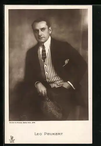 AK Schauspieler Leo Peukert im Anzug