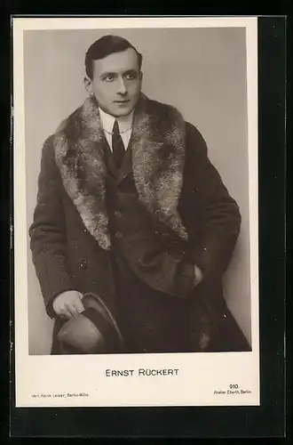 AK Schauspieler Ernst Rückert mit Pelzkragen am Mantel