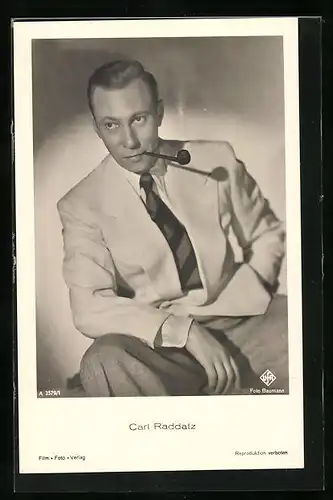 AK Schauspieler Carl Raddatz im Anzug Pfeife rauchend