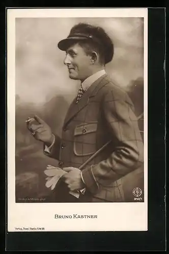 AK Schauspieler Bruno Kastner raucht eine Zigarette