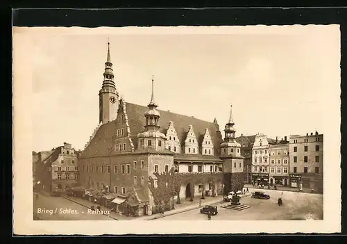 AK Brieg /Schles., Rathaus mit Geschäften und Denkmal