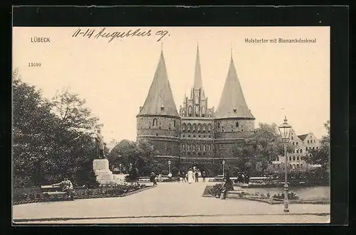 AK Lübeck, Holstentor mit Bismarckdenkmal