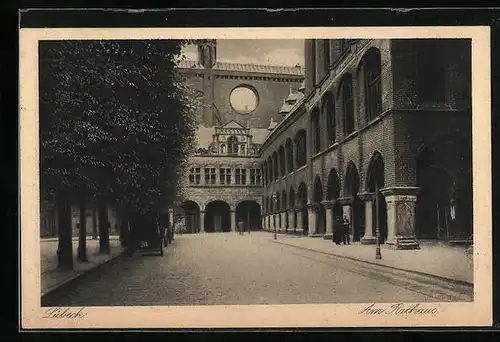 AK Lübeck, Strassenpartie am Rathaus