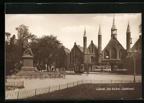 AK Lübeck, Strassenbahnen am Geibeldenkmal