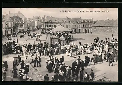 AK Le Portel, la Procession sur la Place