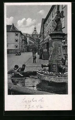 AK Laubach / Oberhessen, Marktplatz mit Engelsbrunnen und Blick auf das Schloss