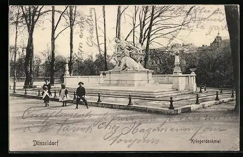 AK Düsseldorf, Kinder vor dem Kriegerdenkmal