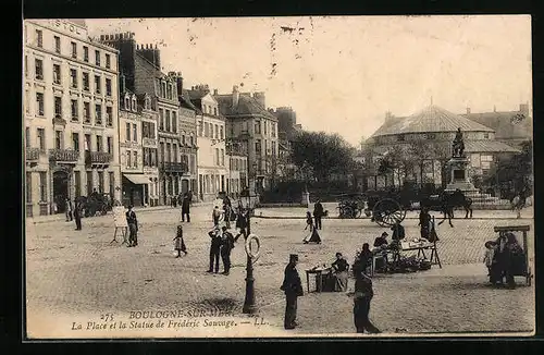 AK Boulogne-sur-Mer, la Place et la Statue de Frédéric Sauvage