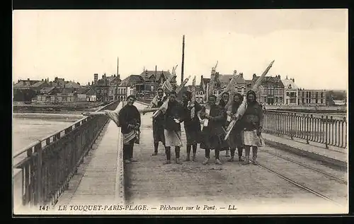 AK Le Touquet-Paris-Plage, Pecheuses sur le Pont