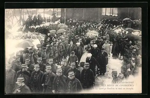 AK Courrieres, Catastrophe des Mines, Cortege funebre se met en marche