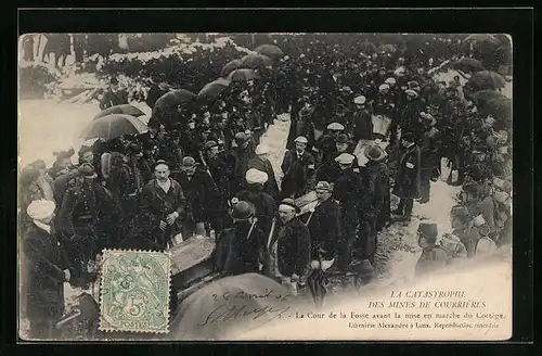 AK Courrieres, Catastrophe des Mines, La Cour de la Fosse avant la mise en marche du Cortege