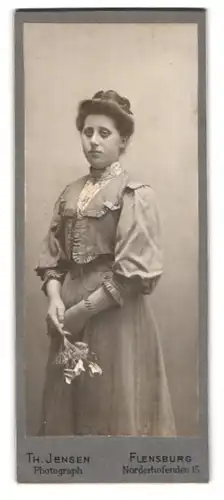 Fotografie Th. Jensen, Flensburg, Norderhofenden 15, Junge Frau mit Blumenbouquet