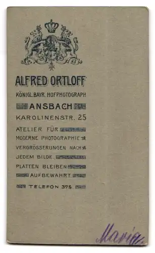 Fotografie Alfr. Ortloff, Ansbach, Karolinenstrasse 25, Kleinkind im weissen Kleid