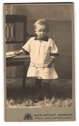 Fotografie Alfr. Ortloff, Ansbach, Karolinenstrasse 25, Kleinkind mit beleidigtem Blick