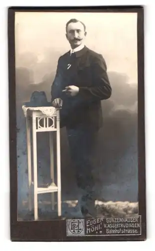 Fotografie Eugen Höhn, Gunzenhausen, Bahnhofstrasse, Herr im Anzug mit Krawatte