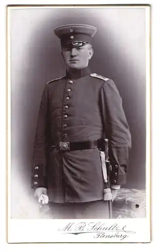 Fotografie M. B. Schultze, Flensburg, Norderhofenden 13, Junger Soldat in Uniform mit Portepee am Bajonett