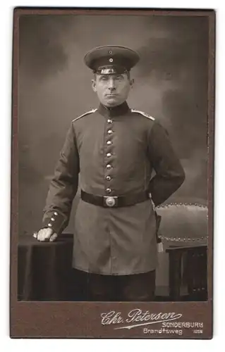 Fotografie Chr. Petersen, Sonderburg, Brandtsweg, Erfahrener Soldat in Uniform