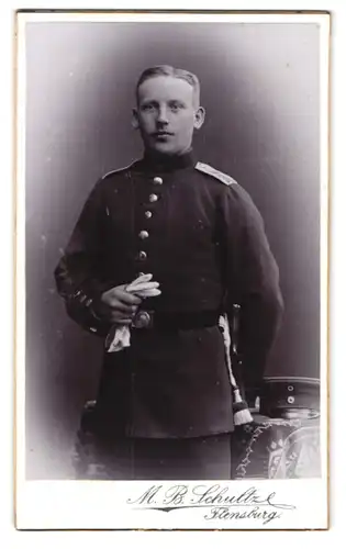 Fotografie M. B. Schultze, Flensburg, Norderhofenden 13, Junger Soldat in Uniform mit Portepee am Bajonett