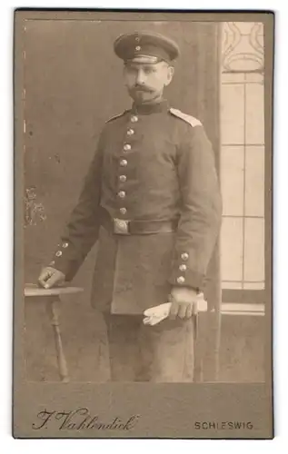 Fotografie J. Vahlendick, Schleswig, Soldat in Uniform mit Schirmmütze