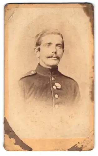 Fotografie M. Mitt, Ratzeburg, Gr. Kreutz-Strasse 102, Soldat mit Moustache in Uniform