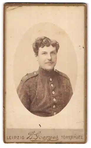 Fotografie B. Georges, Leipzig, Töpferplatz, Junger Soldat des 134. Regiments in Uniform