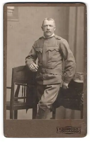 Fotografie E. Swoboda, Vöcklabruck, Vorstadtplatz, Österreichischer Soldat in Uniform