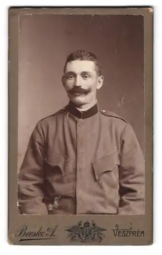 Fotografie Becske A., Veszprém, Österreich-Ungarischer Soldat mit dichtem Moustache