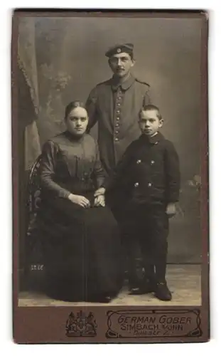 Fotografie German Gober, Simbach, Dultstrasse 2, Soldat in Uniform mit seiner Gattin und Sohn