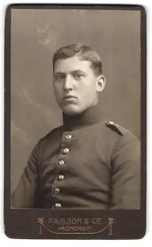 Fotografie Samson & Co., München, Neuhauserstrasse 7, Junger Soldat in Uniform mit Seitenscheitel