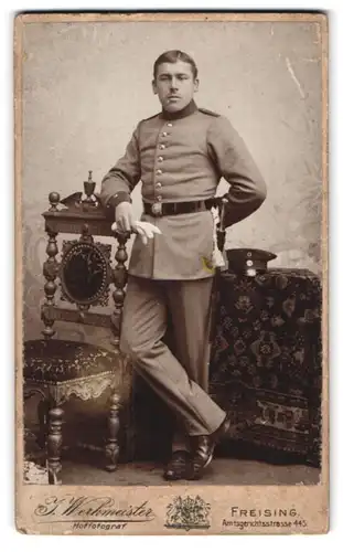 Fotografie I. Werkmeister, Freising, Amtsgerichtsstrasse 445, Junger Sioldat in Uniform, Portepee am Bajonett