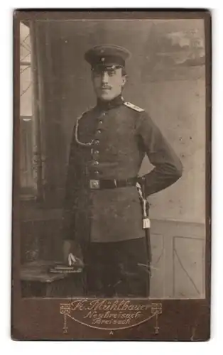 Fotografie K. Mühlbauer, Neubreisach, Paradeplatz, Soldat des 13. Regiments mit Schützenschnur und Portepee am Bajonett