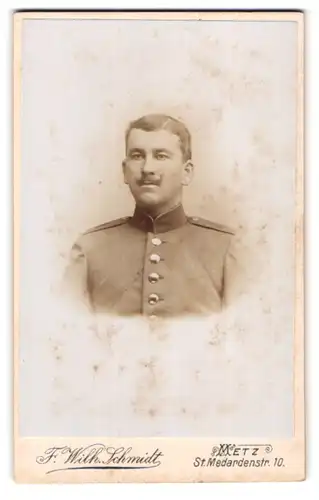 Fotografie Wilh. Schmidt, Metz, St. Medardenstrasse 10, Junger Soldat des 8. Regiments mit Moustache