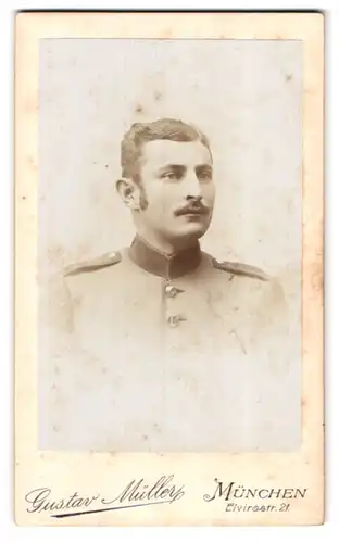 Fotografie Gustav Müller, München, Elvirastrasse 21, Soldat in Uniform mit Kotelletem und Schnauzer
