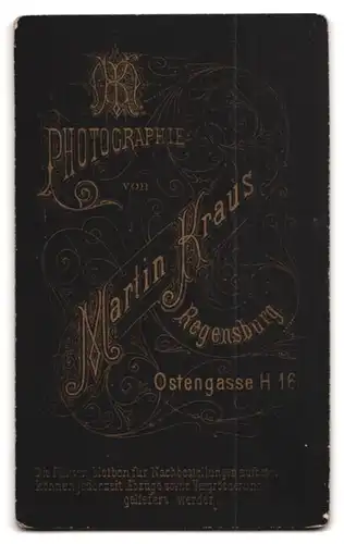 Fotografie M. Kraus, Regensburg, Ostengasse H. 163, Junger Soldat in Uniform, Portepee am Bajonett, Schirmmütze abgelegt