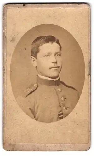 Fotografie M. Wild, Burghausen, Junger Soldat des 16. Regiments mit Oberlippenflaum
