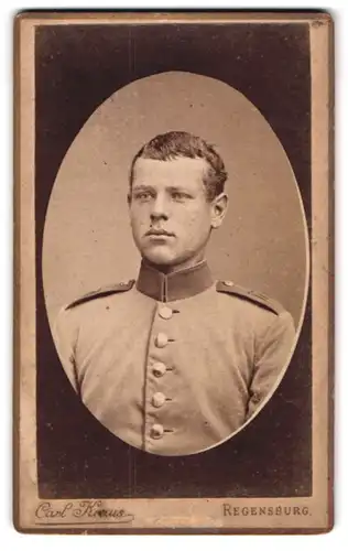 Fotografie Carl Kraus, Regensburg, Junger Soldat des 11. Regiments in Uniform