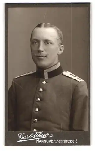 Fotografie carl Thies, Hannover, Höltystrasse 13, Einjährig-Freiwilliger des 10. Regiments