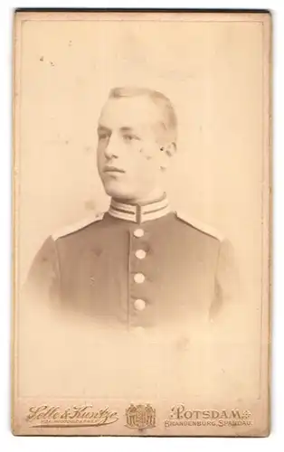 Fotografie Selle & Kuntze, Potsdam, Schwertfegerstrasse 14, Junger Soldat in Gardeuniform