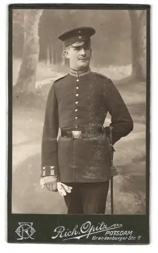 Fotografie Rich. Opitz, Potsdam, Brandenburger Strasse 7, Soldat in Gardeuniform mit Naturszene im Hintergrund