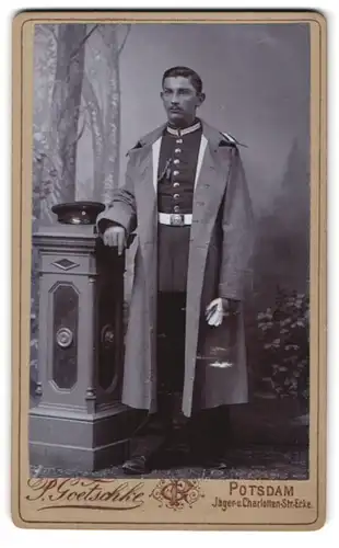 Fotografie P. Goetschke, Potsdam, Jägerstrasse, Soldat mit Schützenschnur an der Gardeuniform und Mantel