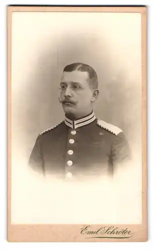 Fotografie Emil Schröter, Potsdam, Schlossstrasse 1, Einjährig-Freiwilliger in Gardeuniform mit Brille