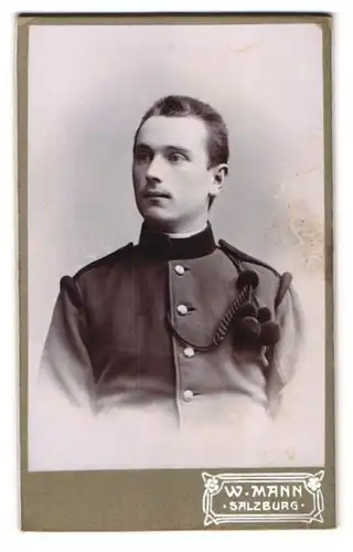 Fotografie W. Martin, Salzburg, Portrait junger Soldat in Uniform mit Schützenschnur
